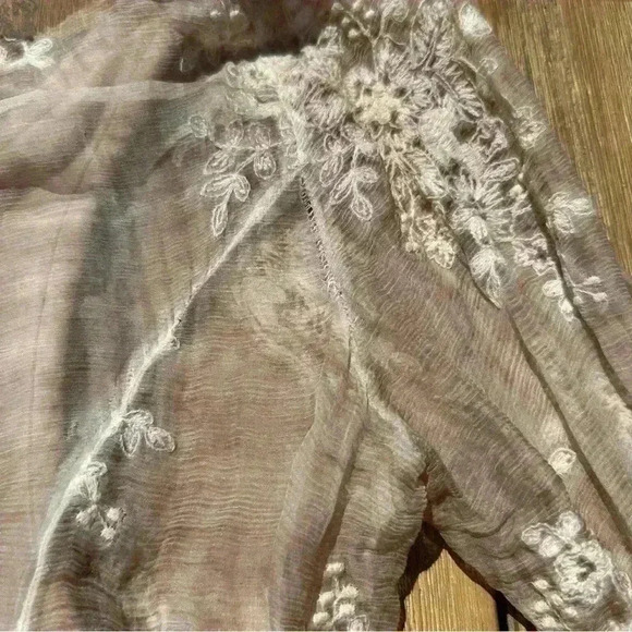 Soft surroundings cream tunic with underlay and floral detail size XS small - Picture 11 of 11